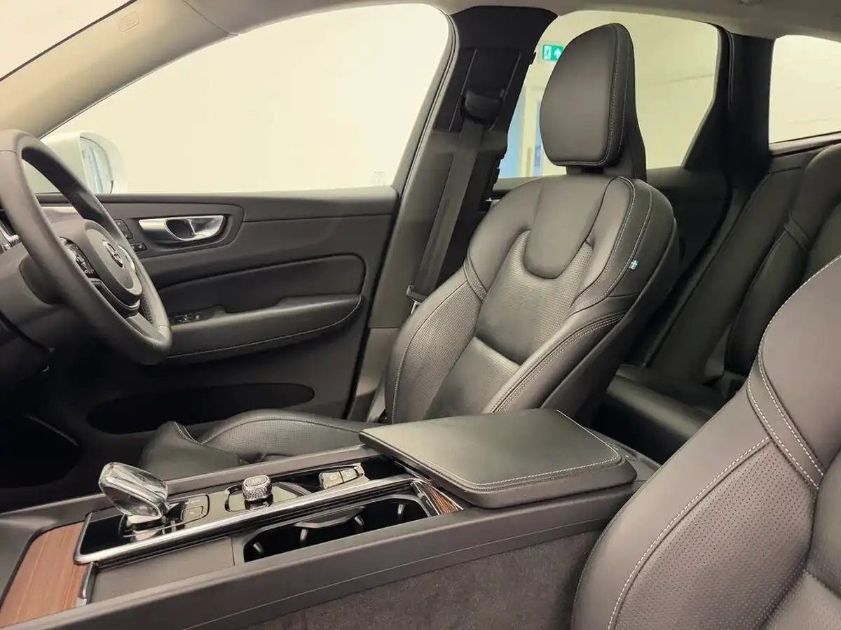 2022-volvo-xc60-20-t8-ultimate-dark-big-8