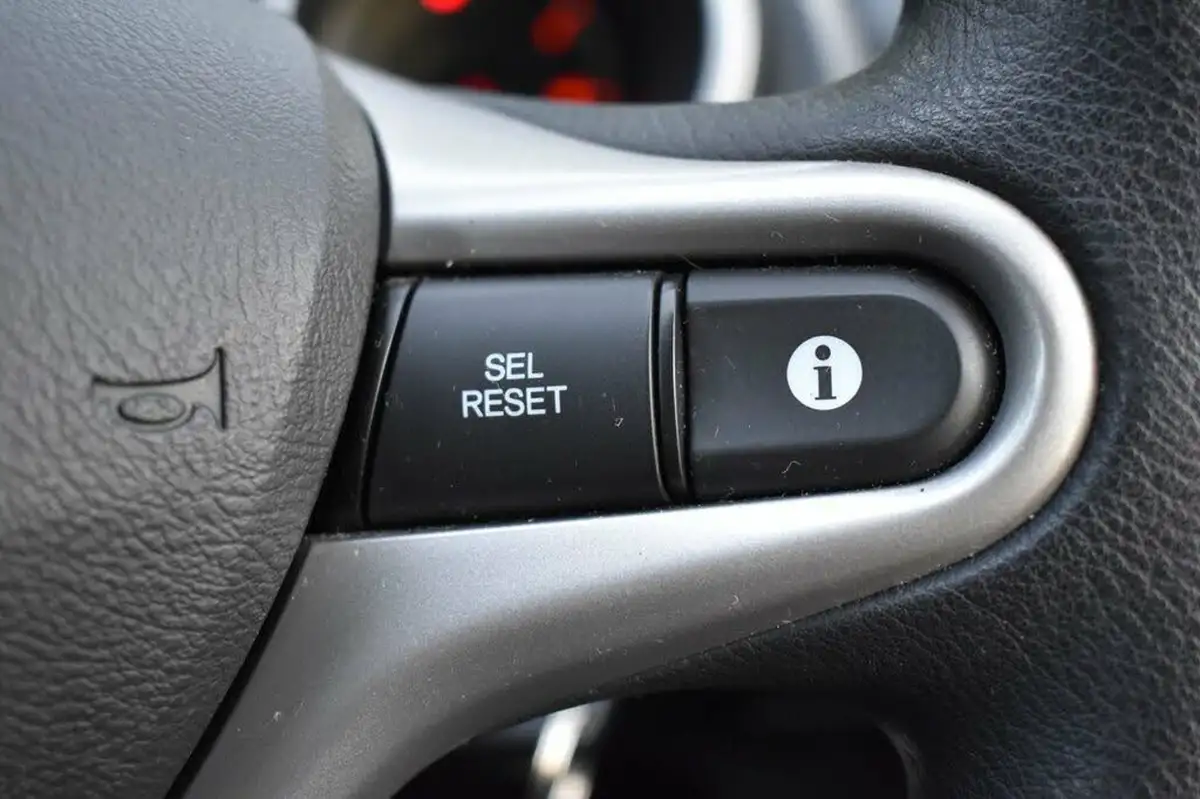 2011-honda-jazz-14-es-t-big-12