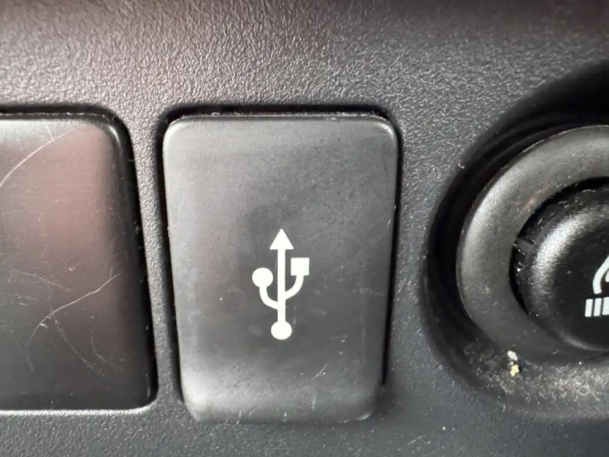 2016-mitsubishi-l200-24di-d-barbarian-big-5