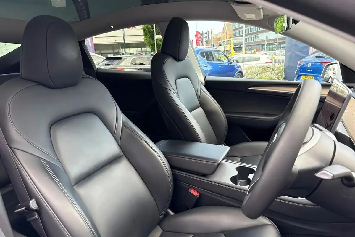 2022-tesla-model-y-e-long-range-big-23