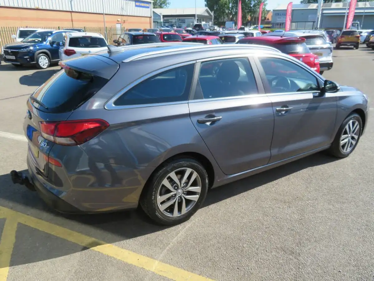 2018-hyundai-i30-10-t-gdi-se-tourer-big-13