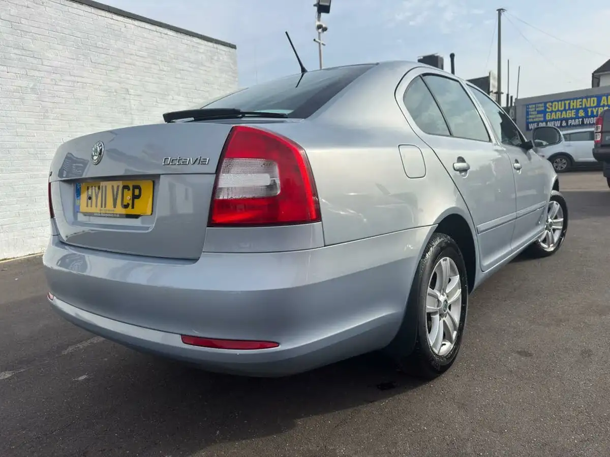 2011-skoda-octavia-16-se-hatchback-big-4