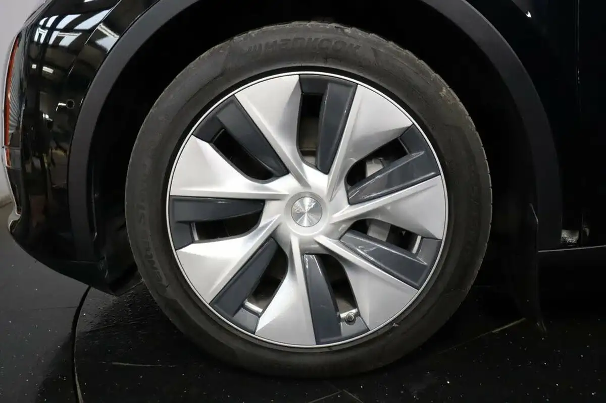 2022-tesla-model-y-e-long-range-big-32
