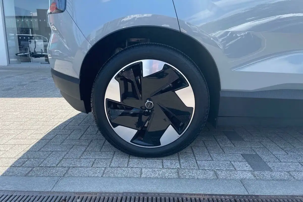 2024-volvo-ex30-e-single-motor-plus-extended-range-big-12