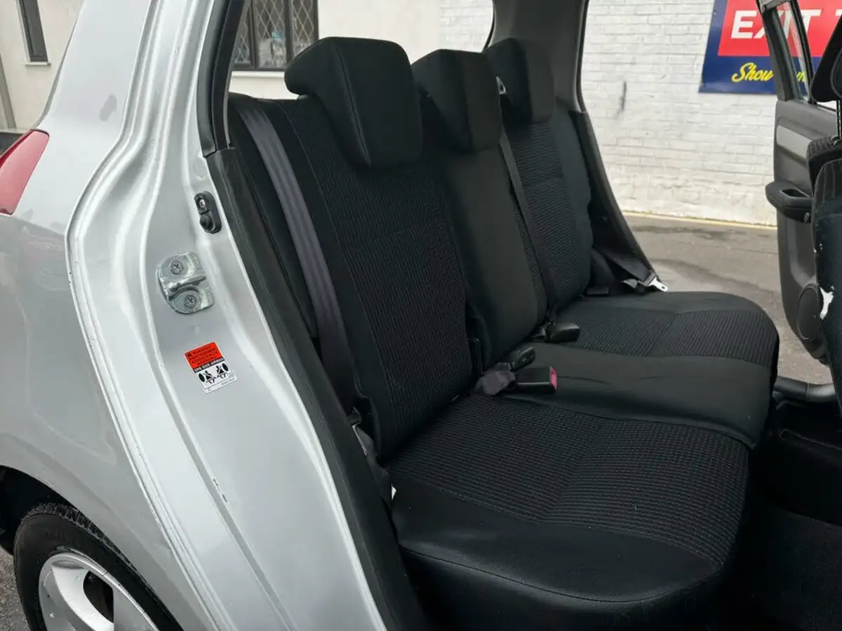 2007-suzuki-swift-15-glx-5d-big-18