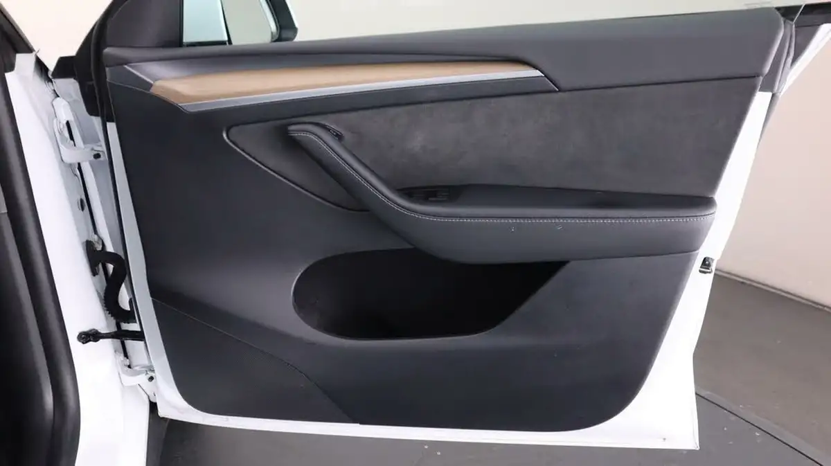 2022-tesla-model-y-e-long-range-big-14