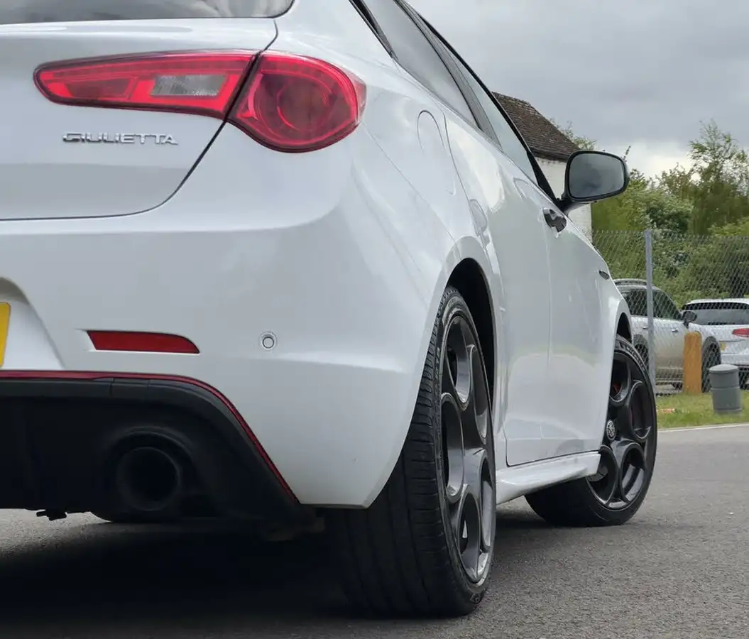 2017-alfa-romeo-giulietta-17-veloce-big-16