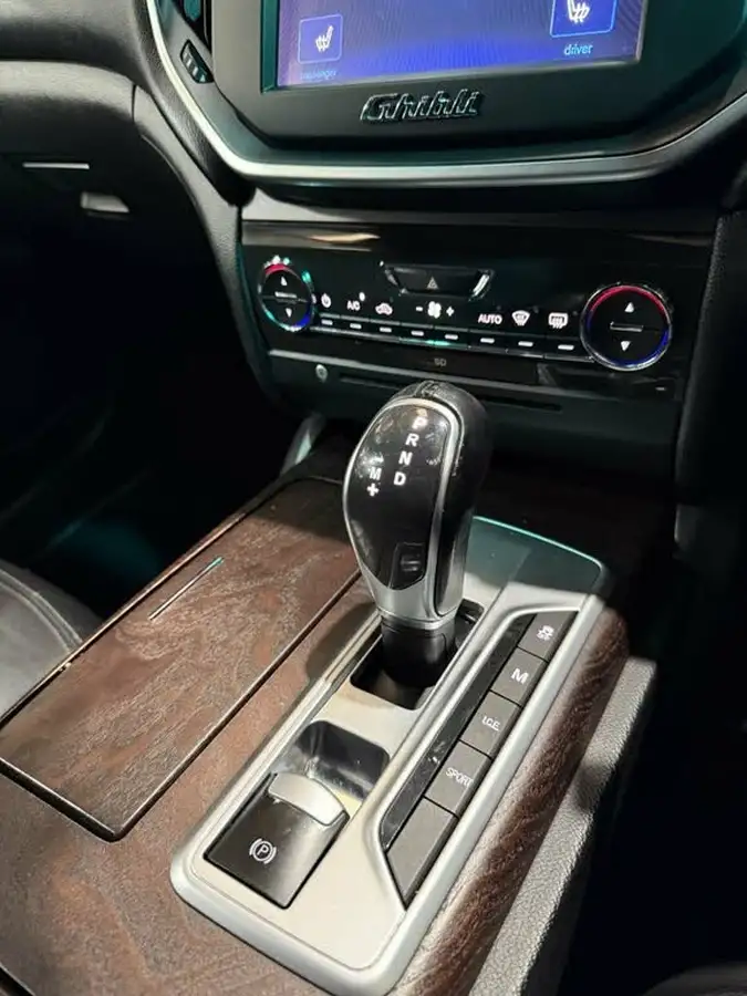 2014-maserati-ghibli-30td-big-19