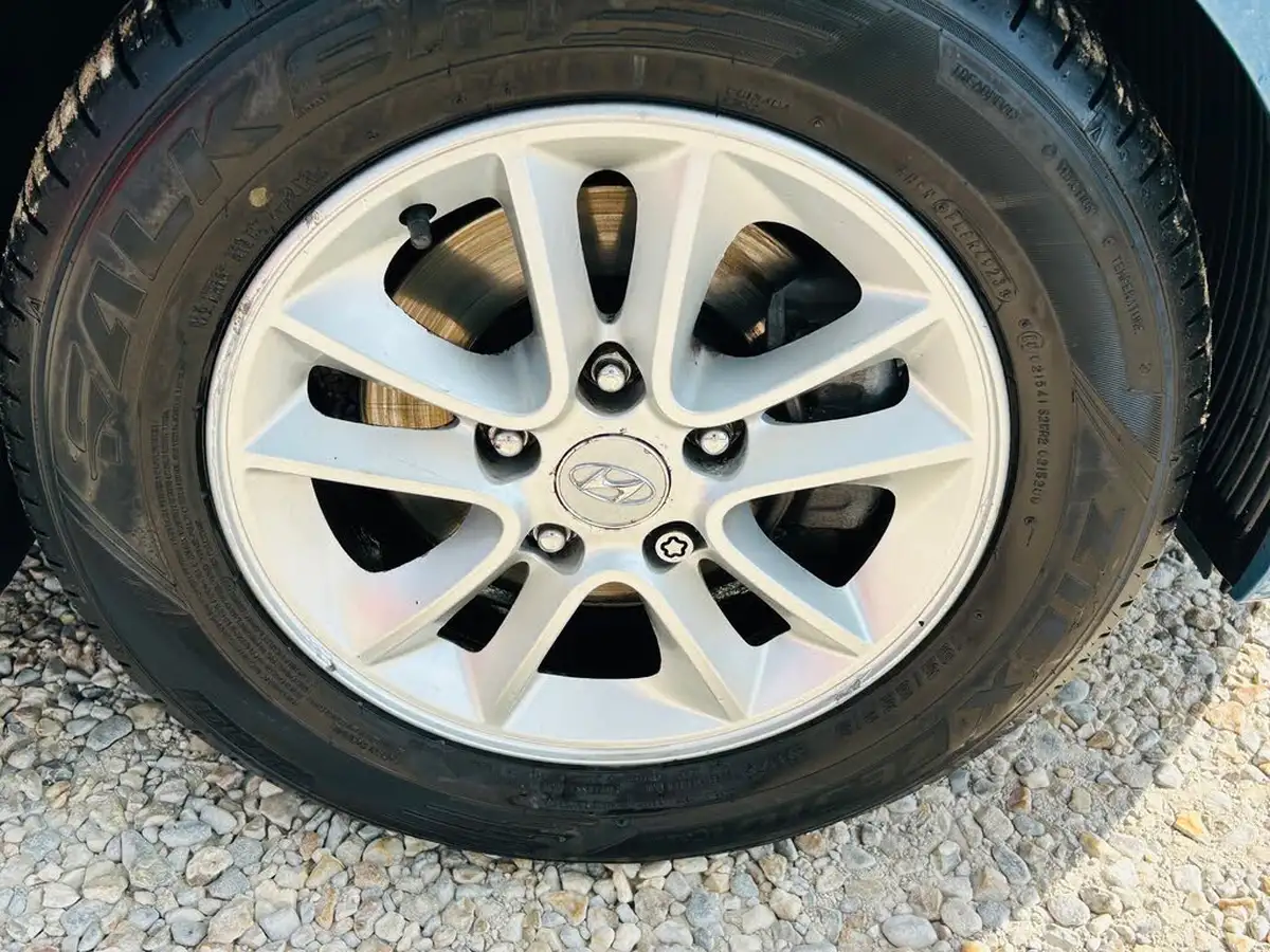 2012-hyundai-i30-14-active-5d-big-1