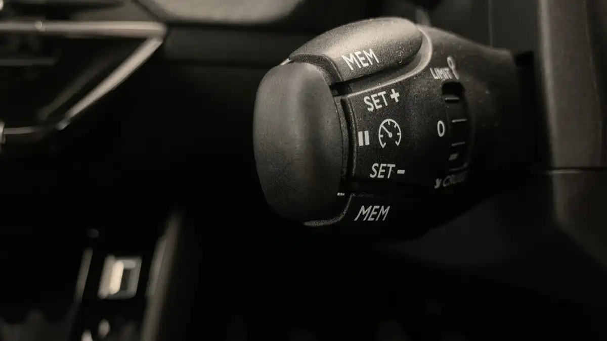 2022-peugeot-208-12-puretech-allure-premium-100bhp-big-35