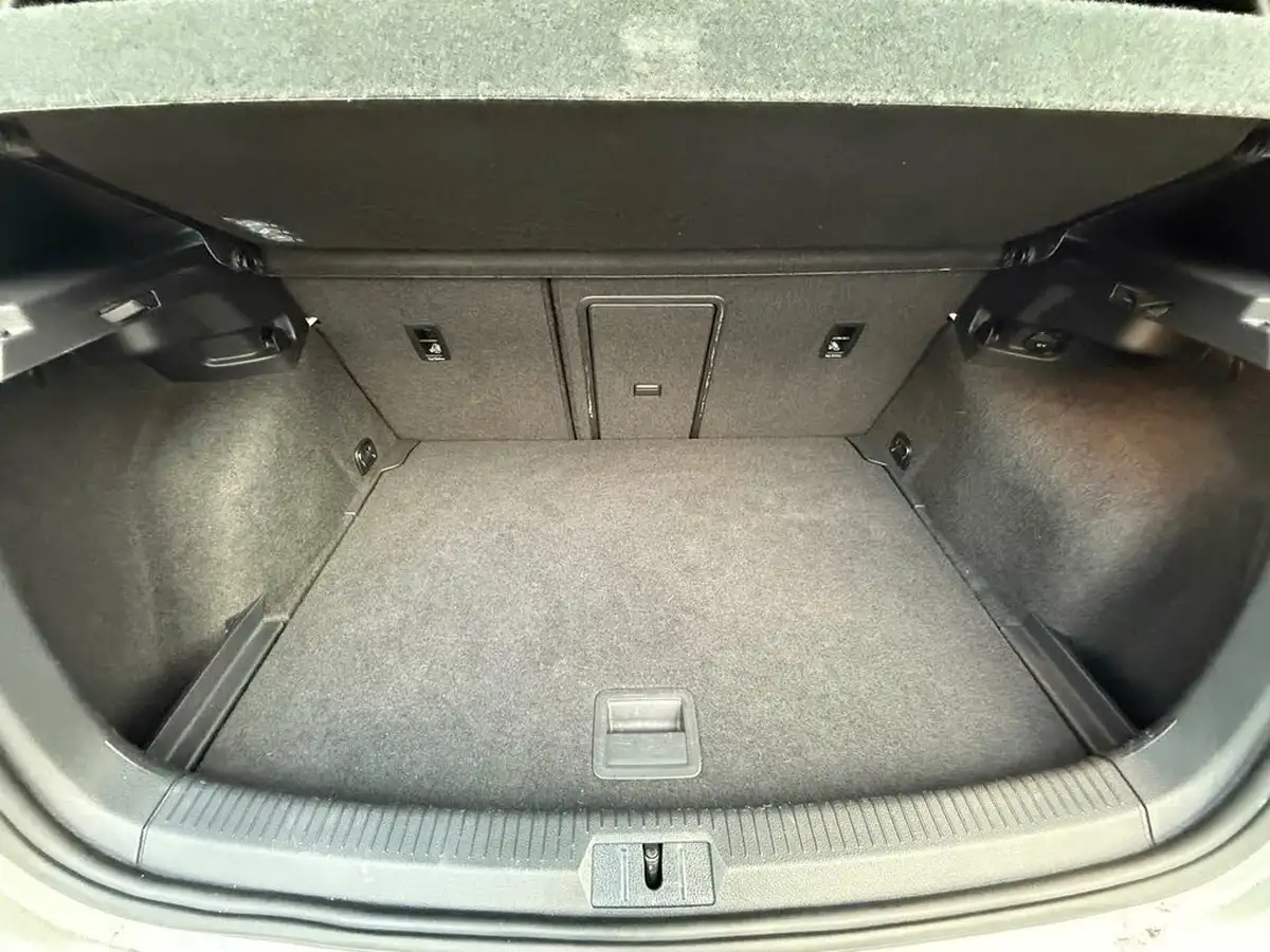 2017-volkswagen-golf-15-tsi-r-line-5d-big-37