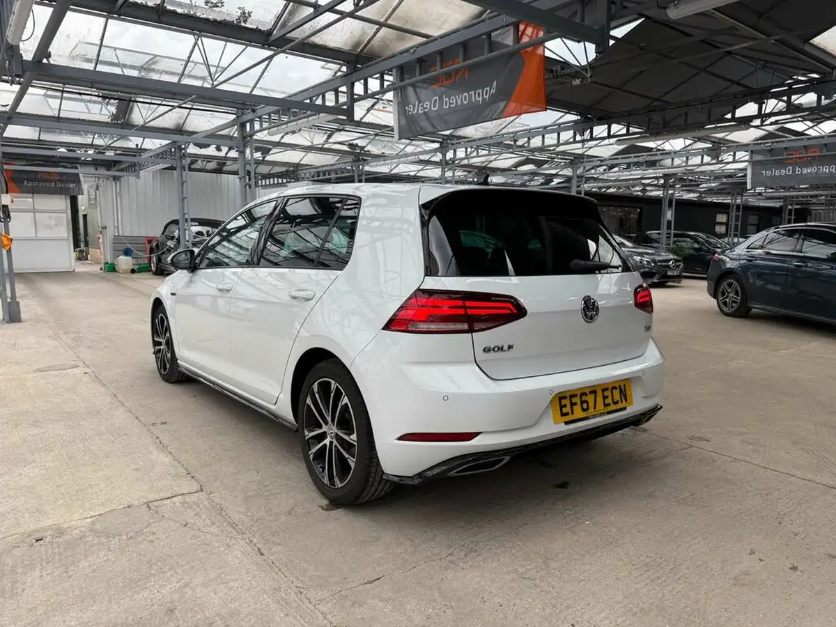 2017-volkswagen-golf-15-tsi-r-line-5d-big-9