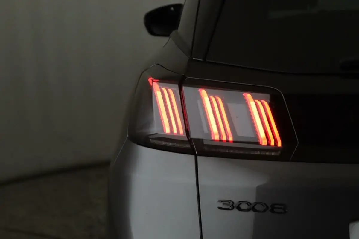 2022-peugeot-3008-suv-12-puretech-gt-big-9