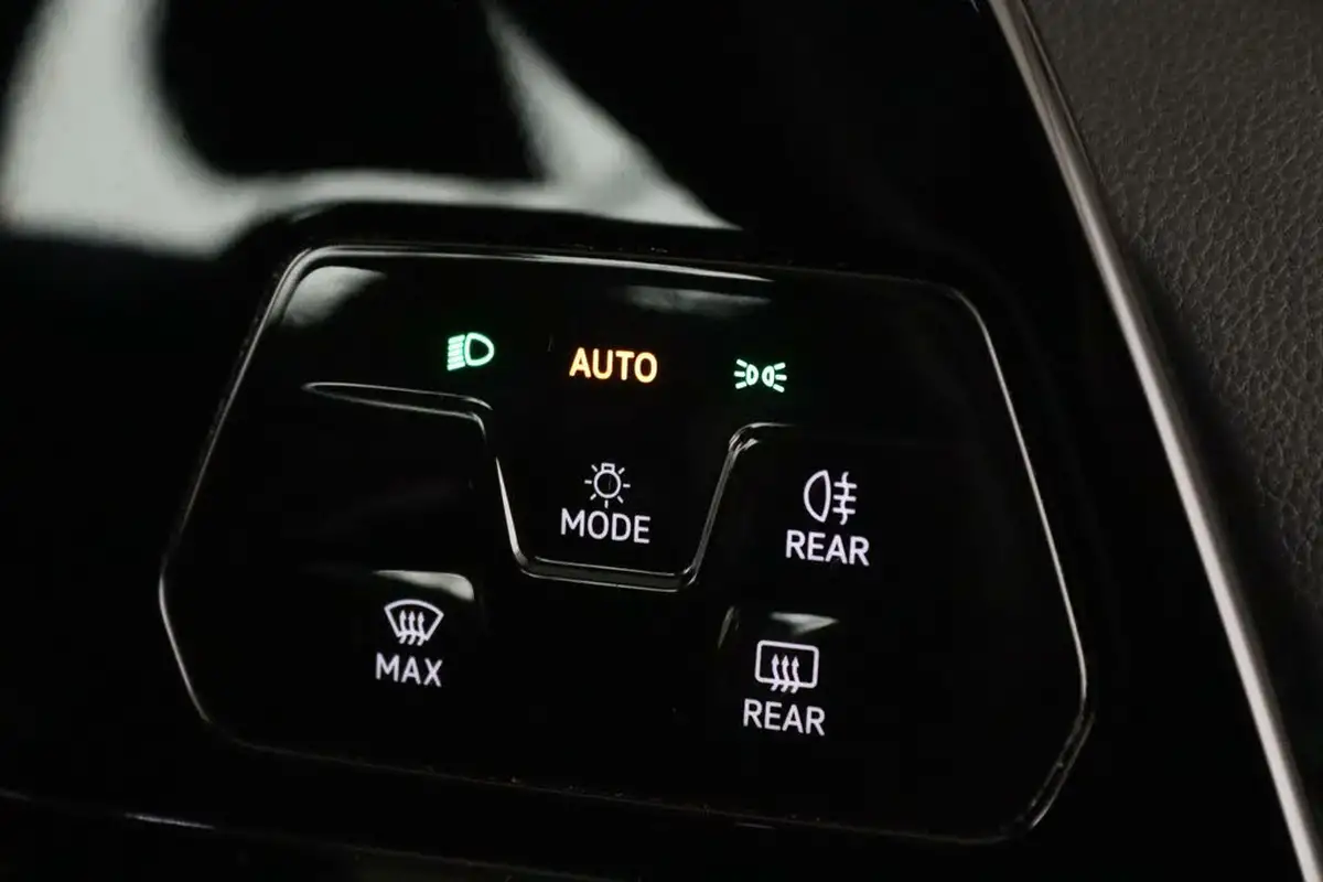 2021-volkswagen-golf-20tdi-life-hatchback-big-19