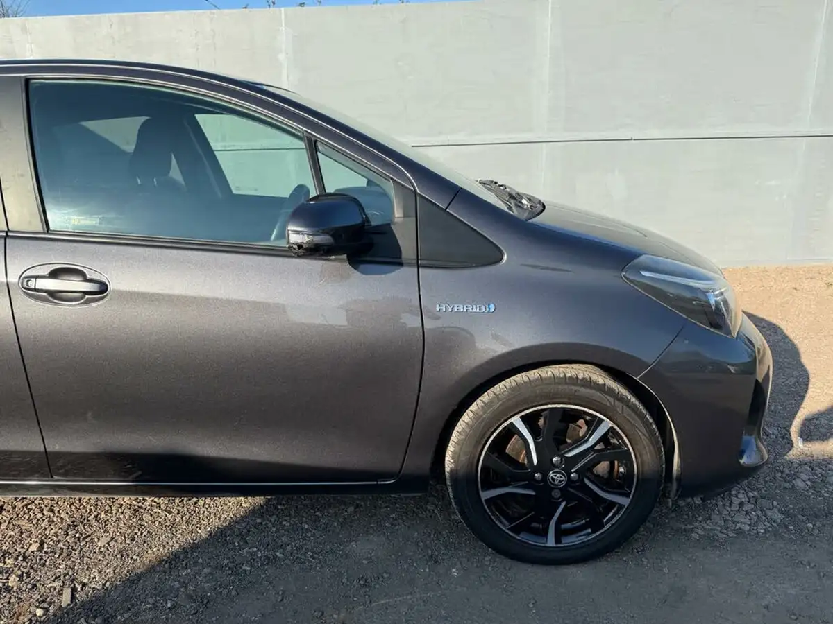 2016-toyota-yaris-15-vvt-i-design-hybrid-big-29