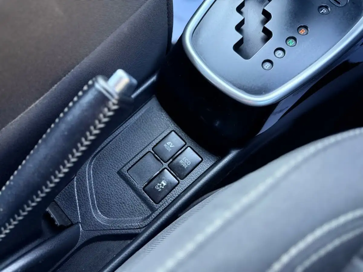 2016-toyota-yaris-15-vvt-i-design-hybrid-big-53