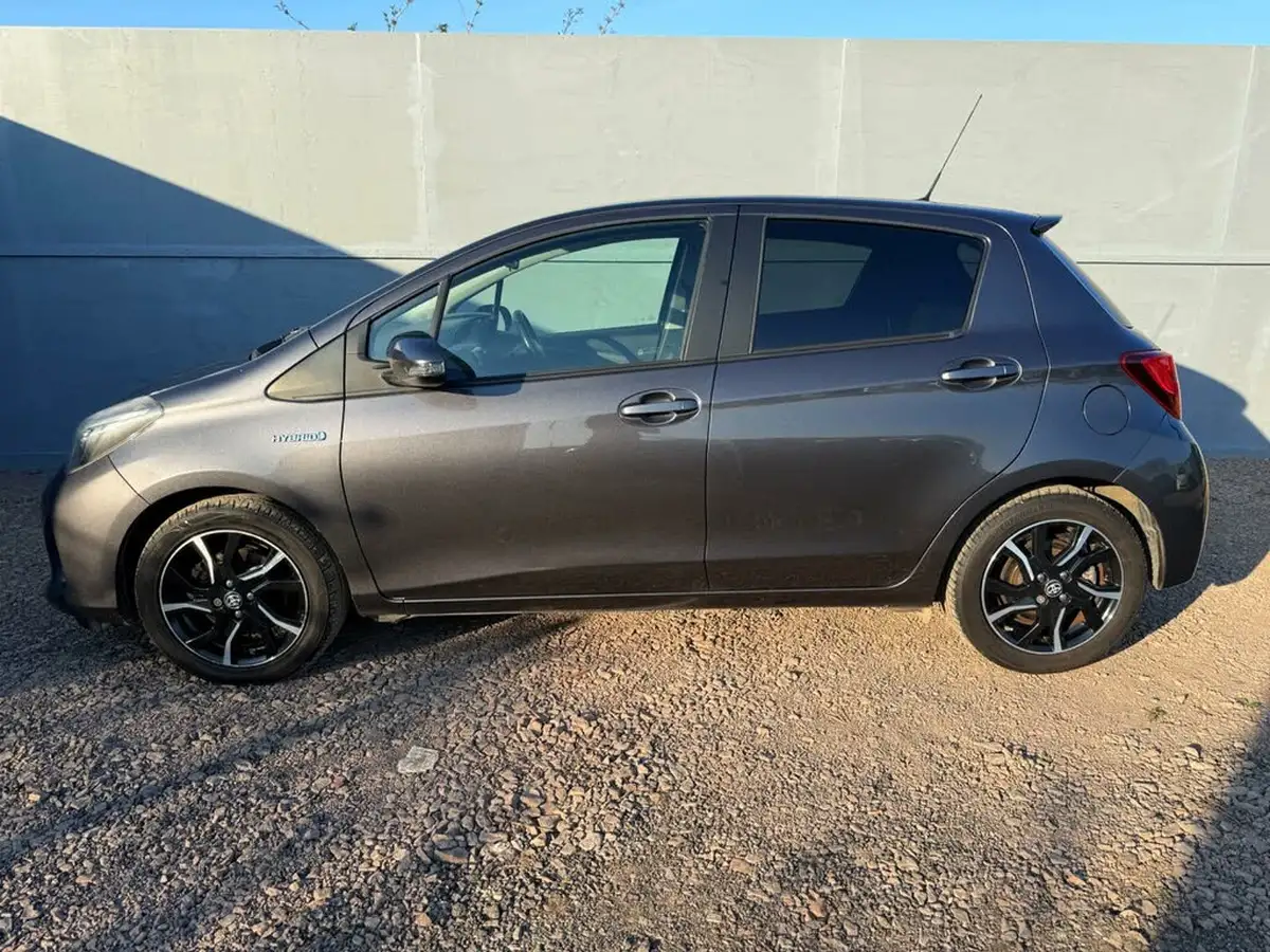 2016-toyota-yaris-15-vvt-i-design-hybrid-big-5