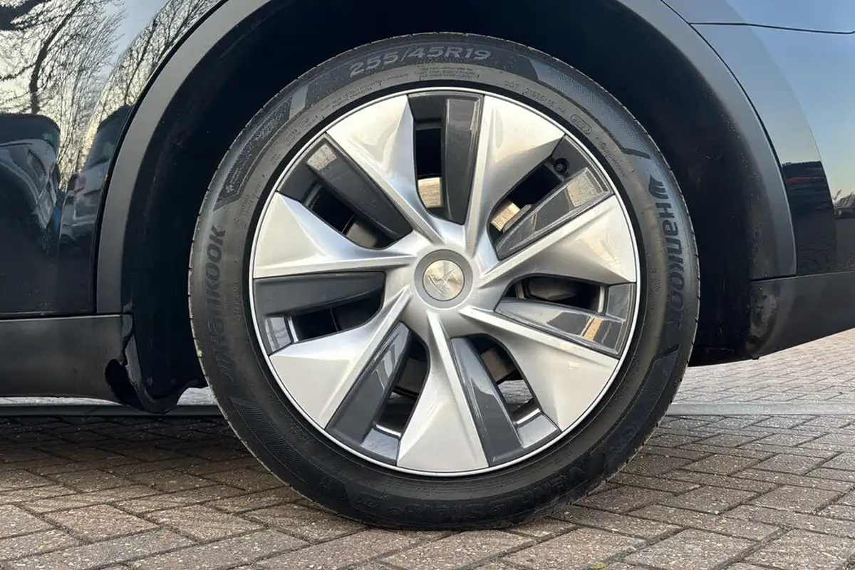 2022-tesla-model-y-e-long-range-big-28