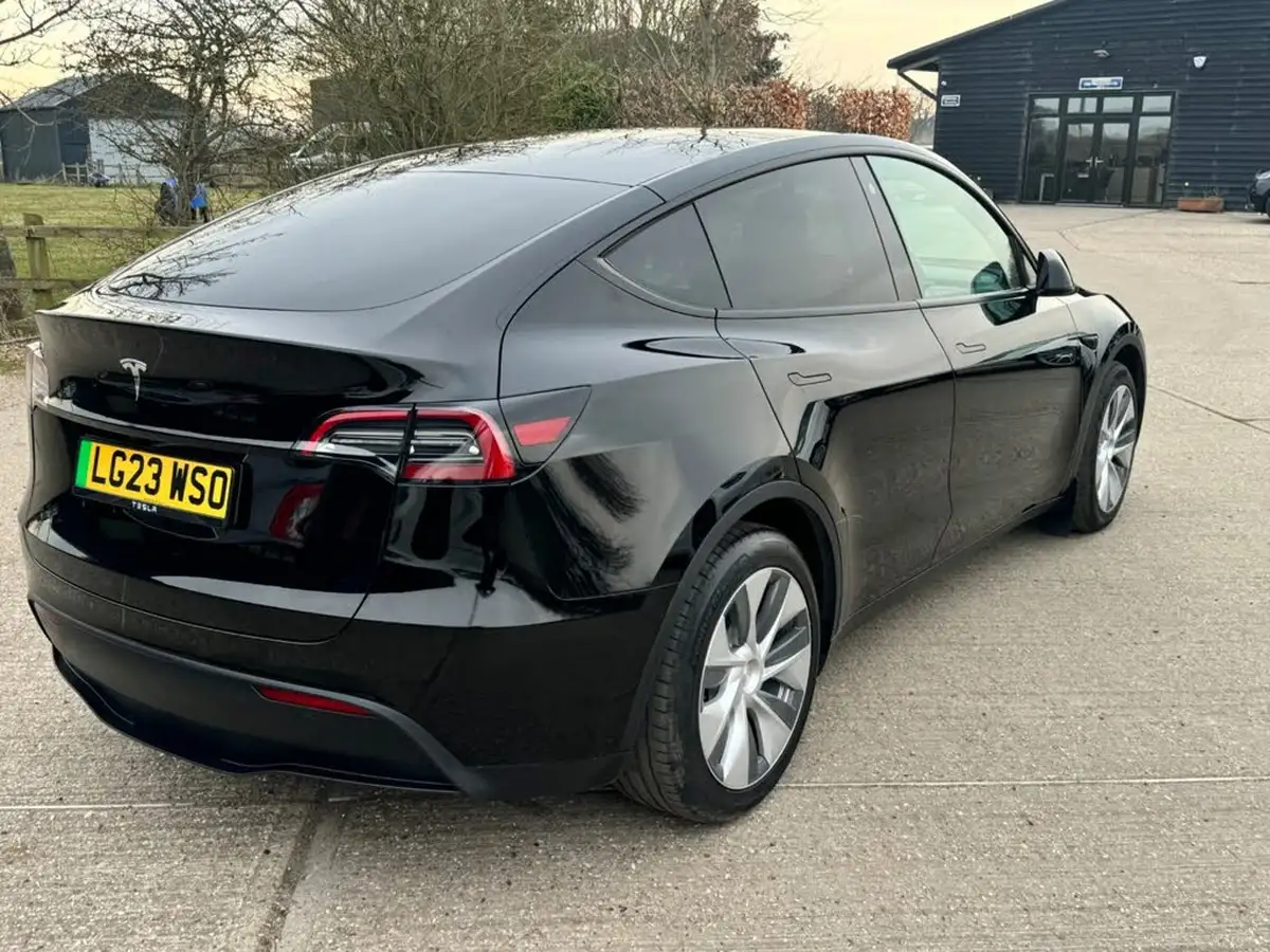 2023-tesla-model-y-e-rwd-big-12