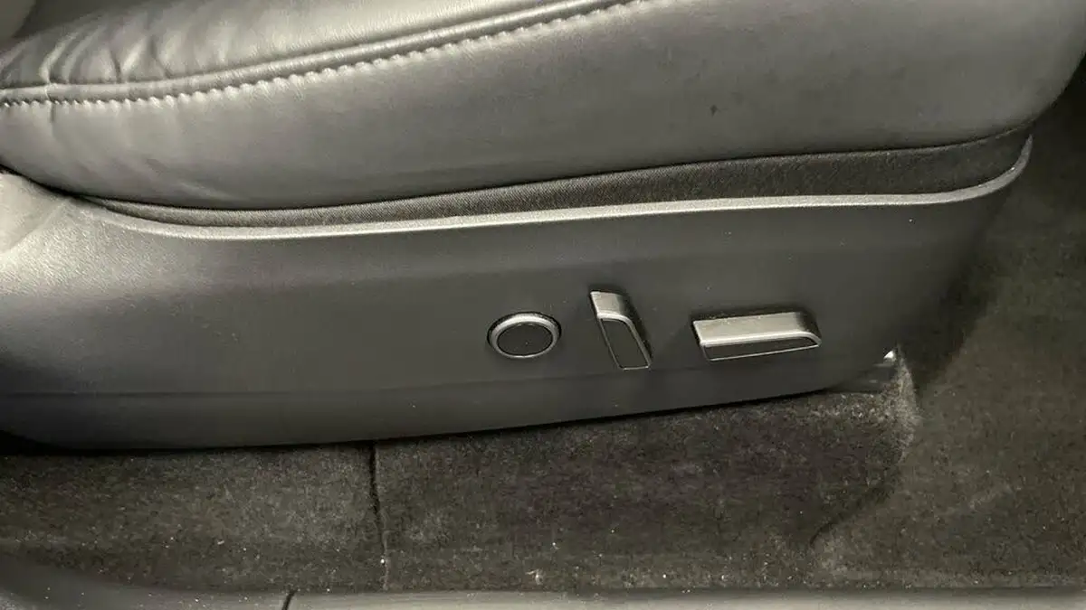 2022-tesla-model-y-e-long-range-big-24