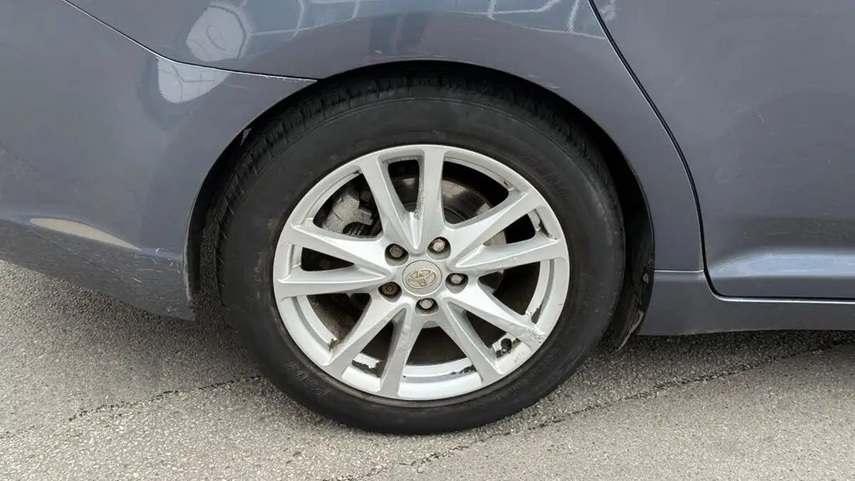 2010-toyota-avensis-big-16