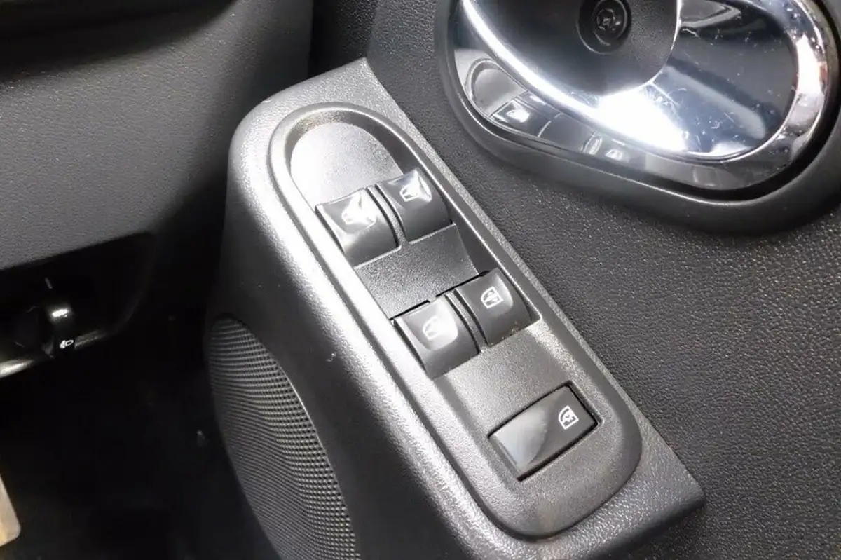 2016-dacia-duster-15dci-laureate-110hp-eu6-4x4-window-van-big-21