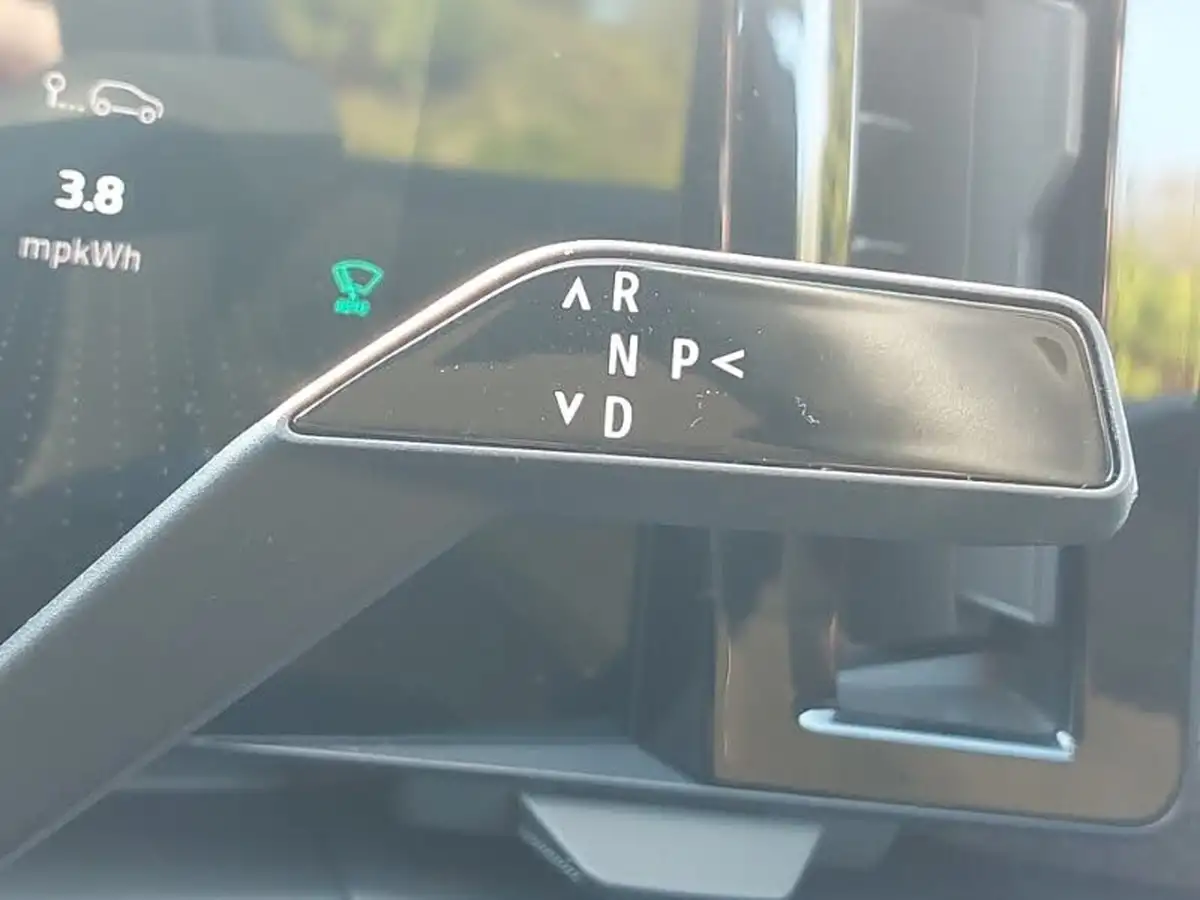 2022-renault-megane-e-tech-e-equilibre-big-11