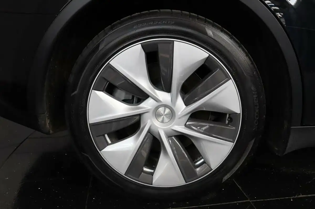 2022-tesla-model-y-e-long-range-big-34