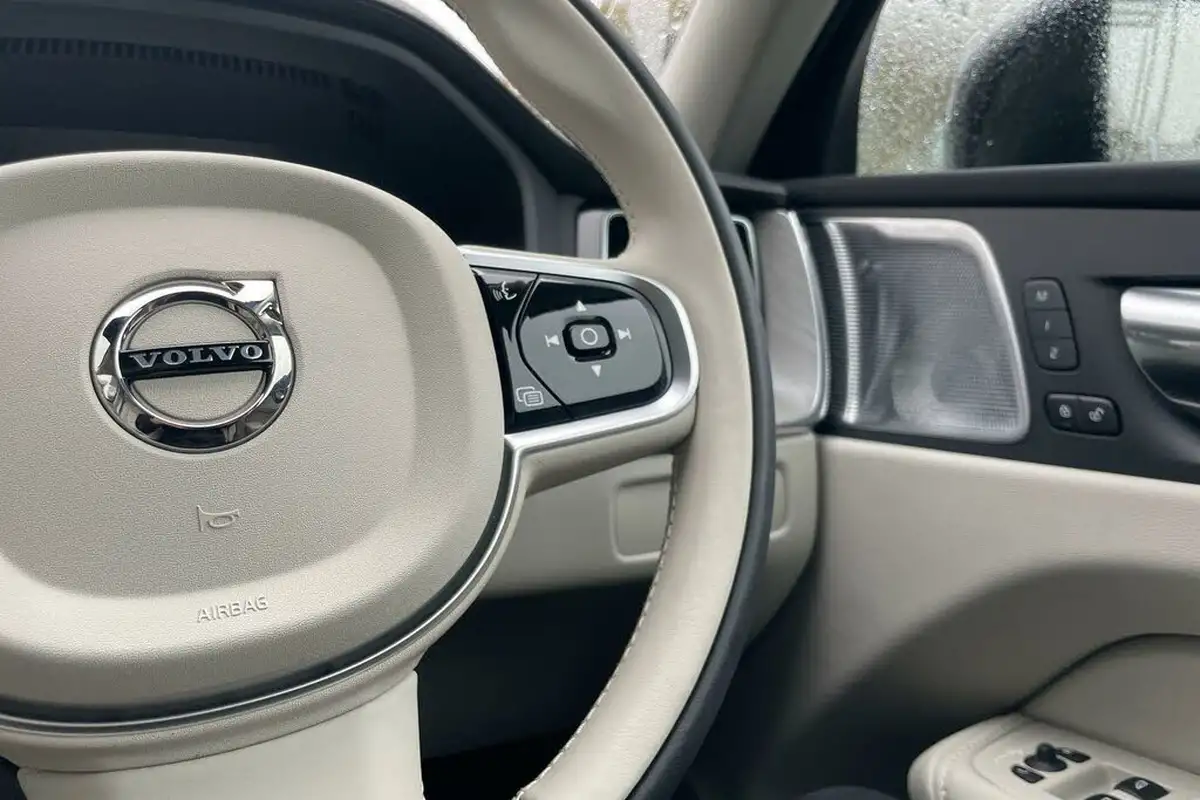 2024-volvo-xc60-20-t8-ultra-dark-big-39