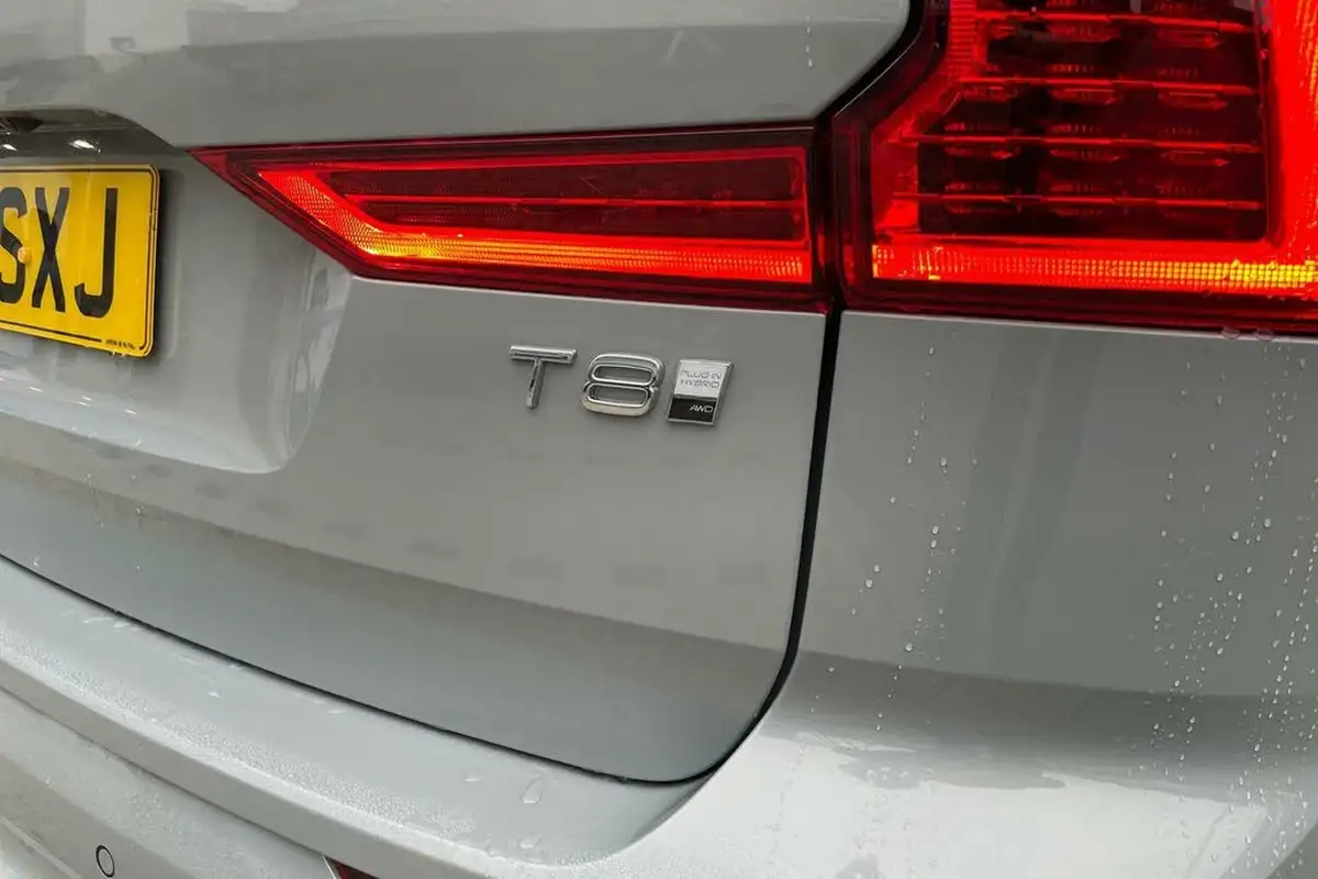 2024-volvo-xc60-20-t8-ultra-dark-big-15