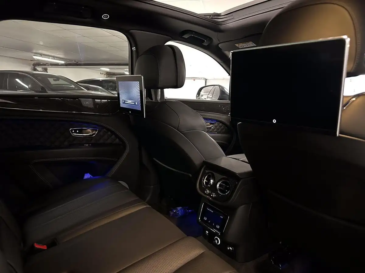 2022-bentley-bentayga-40-v8-big-25