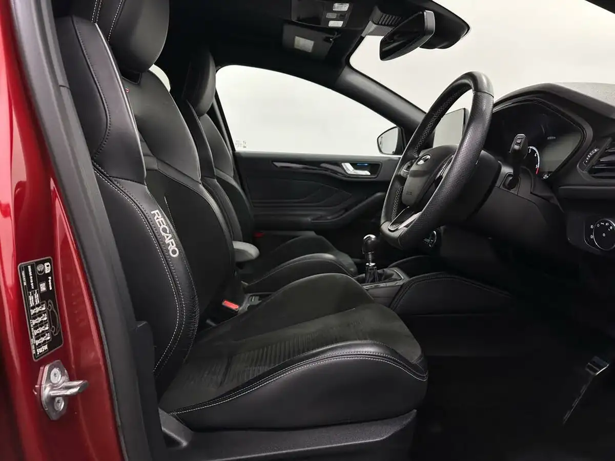 2020-ford-focus-20-st-hatchback-big-28