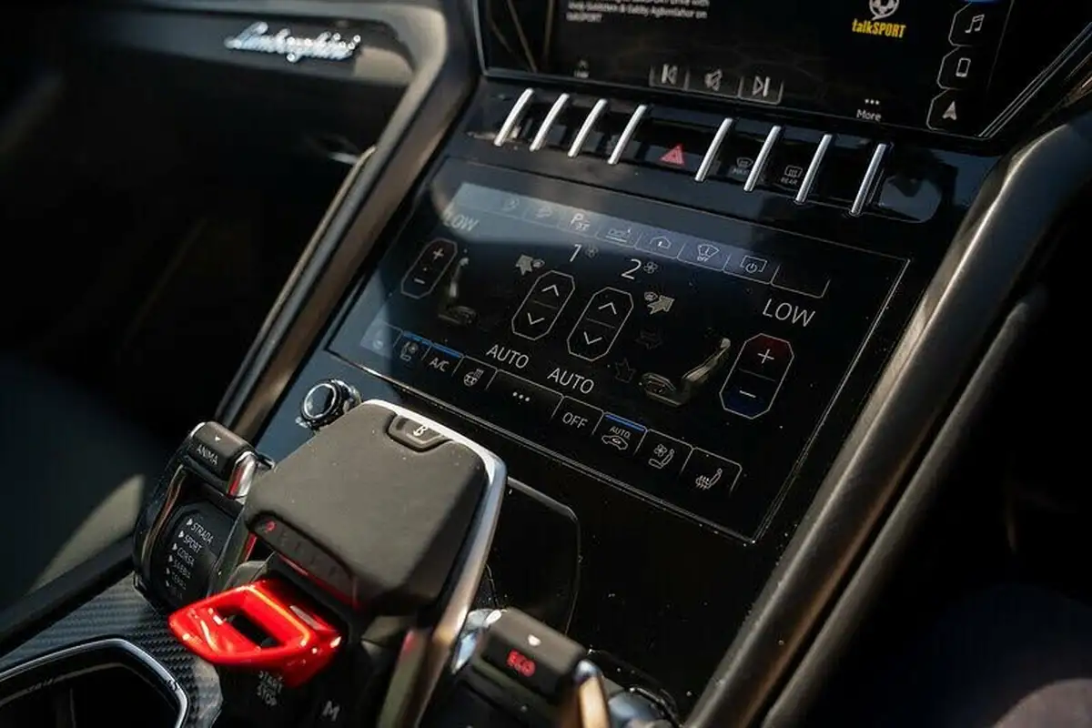 2021-lamborghini-urus-40-no-trim-big-45