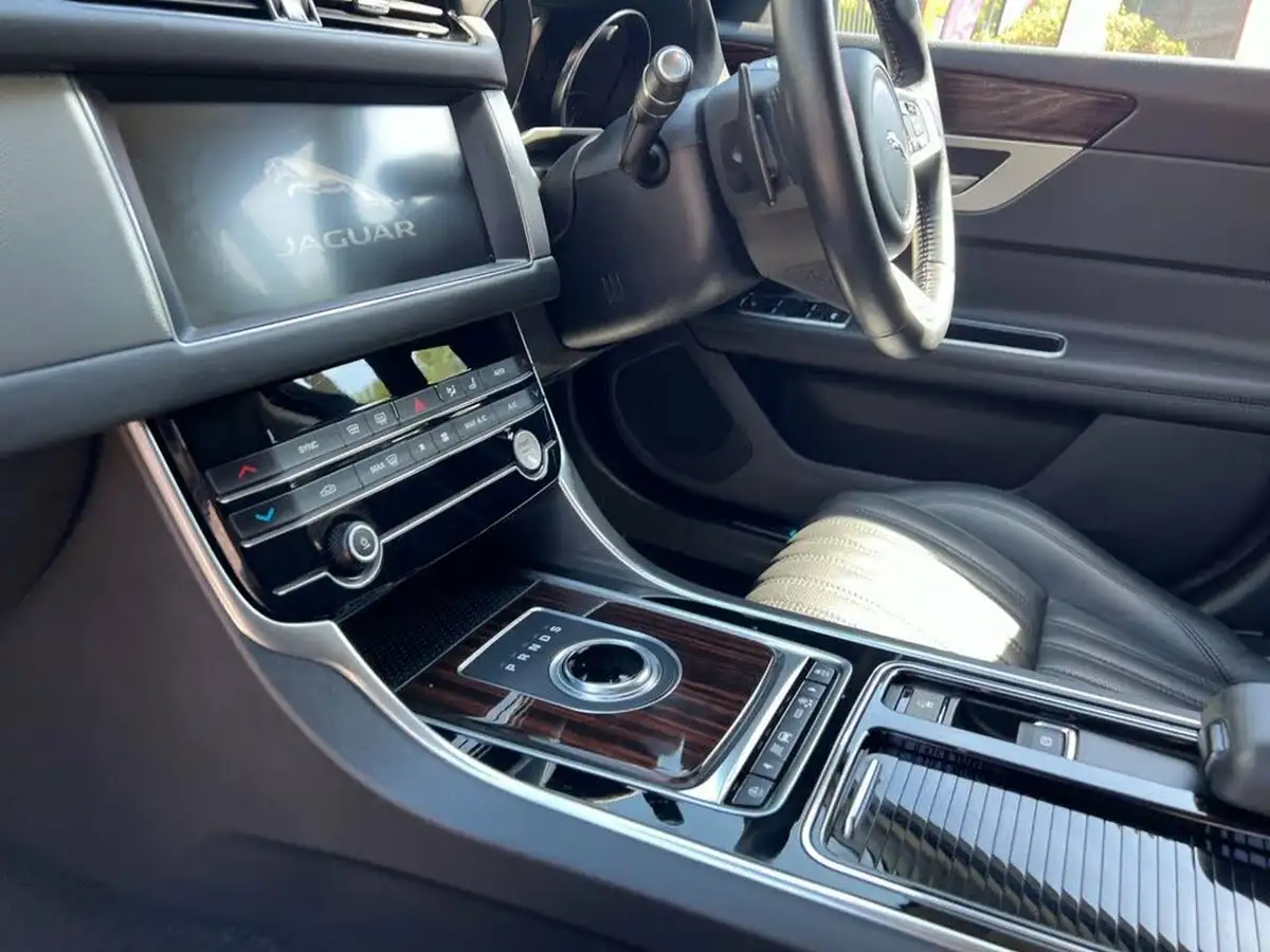 2019-jaguar-xf-20i-portfolio-250ps-sportbrake-5d-big-20
