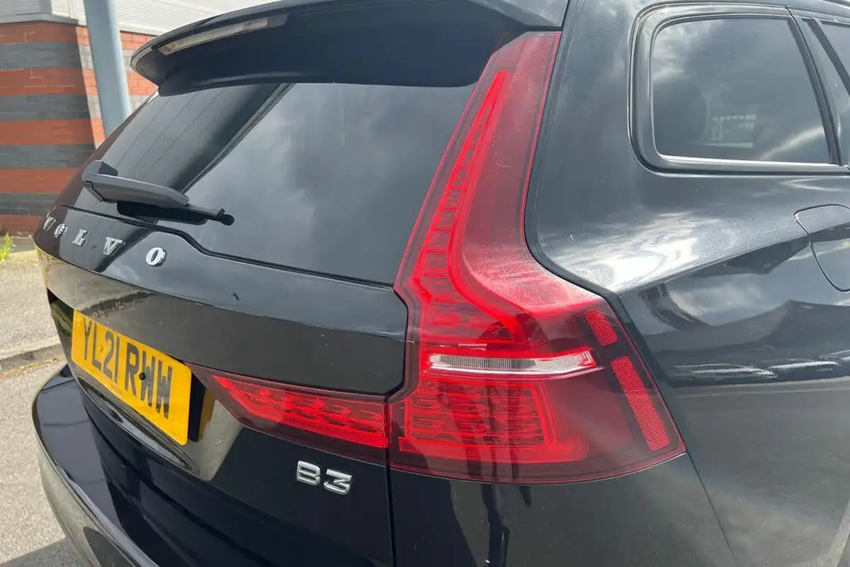 2021-volvo-v60-20-b3-r-design-160bhp-big-19