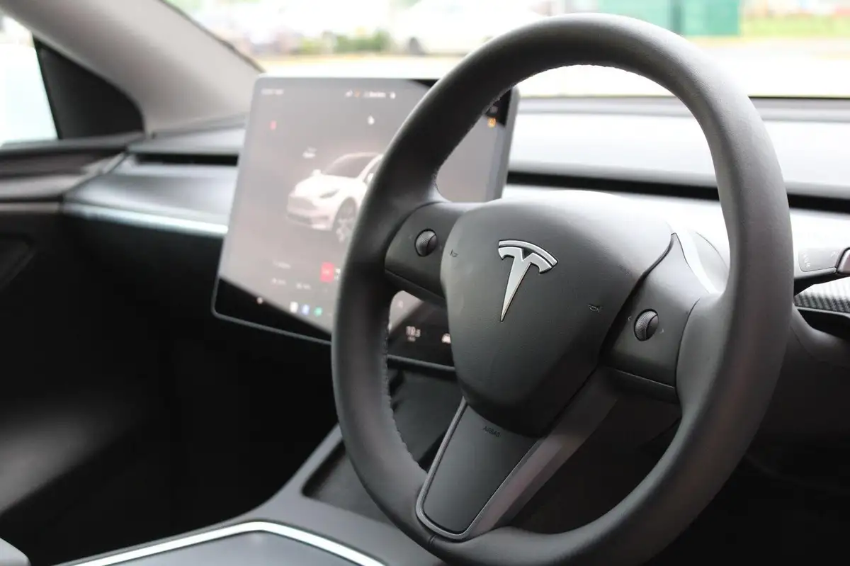 2023-tesla-model-y-e-long-range-big-23