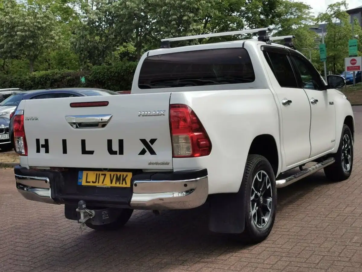 2017-toyota-hi-lux-24d-invincible-x-auto-big-5