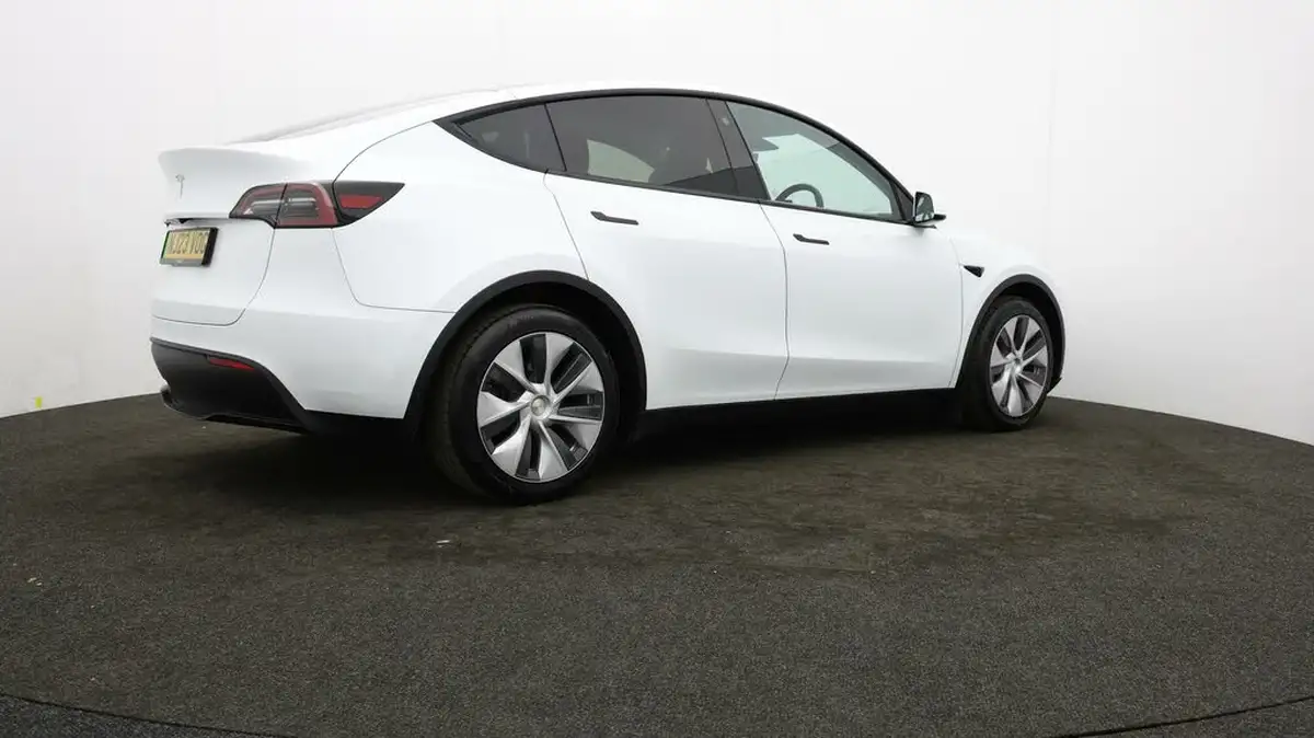 2023-tesla-model-y-e-rwd-big-34