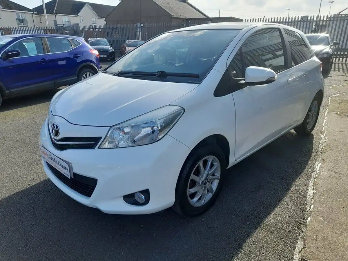 2013-toyota-yaris-10-edition-3d-big-2