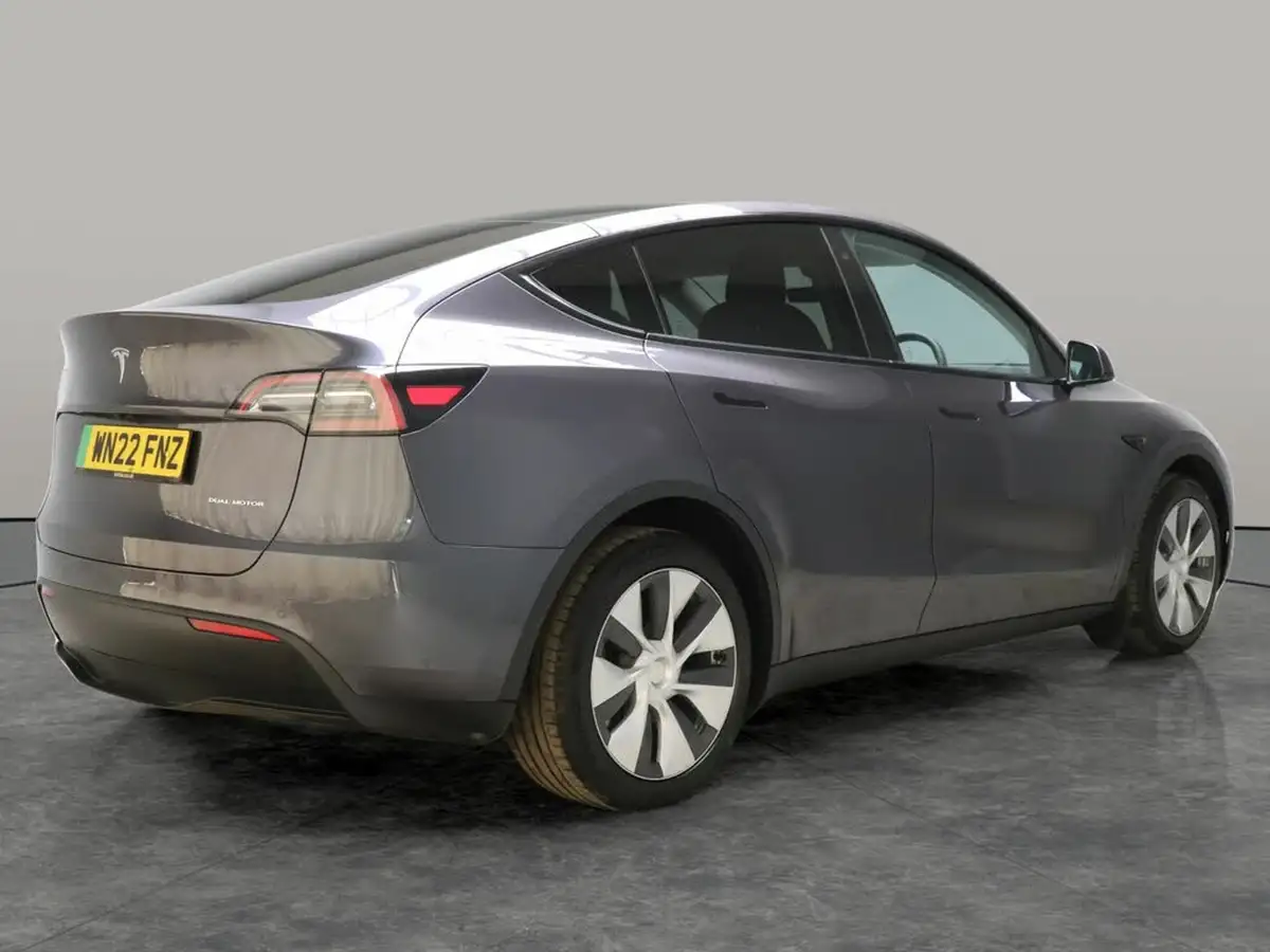 2022-tesla-model-y-e-long-range-big-13