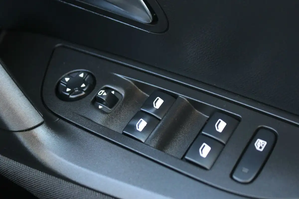 2021-peugeot-2008-suv-12-puretech-active-premium-100bhp-big-25