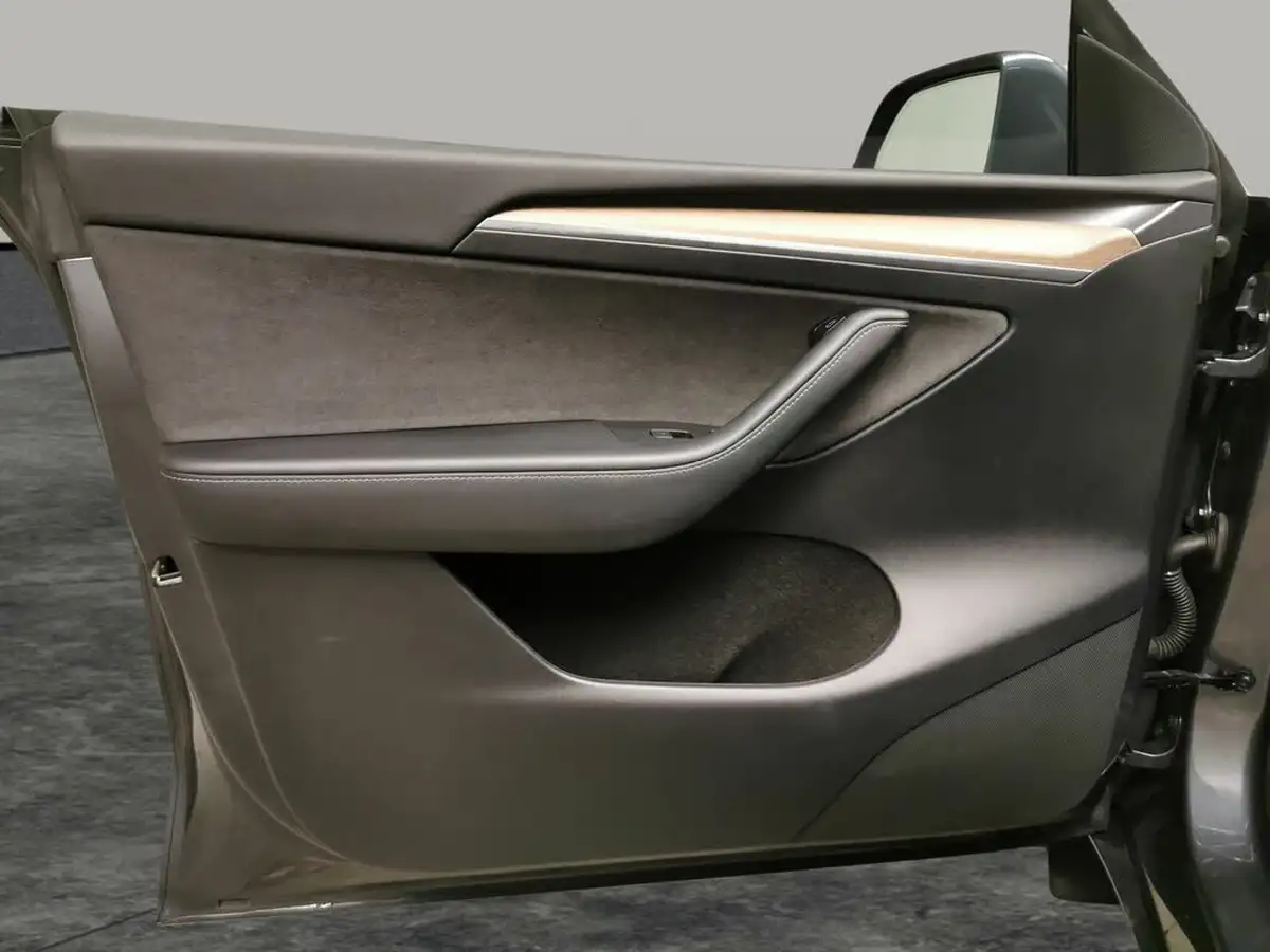 2022-tesla-model-y-e-long-range-big-37