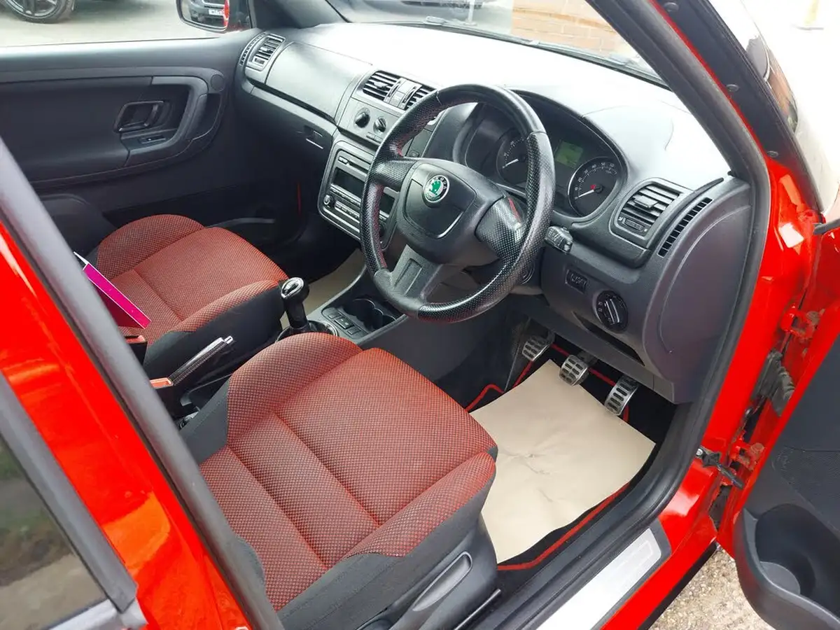 2012-skoda-fabia-12-monte-carlo-12v-70bhp-1198cc-big-10