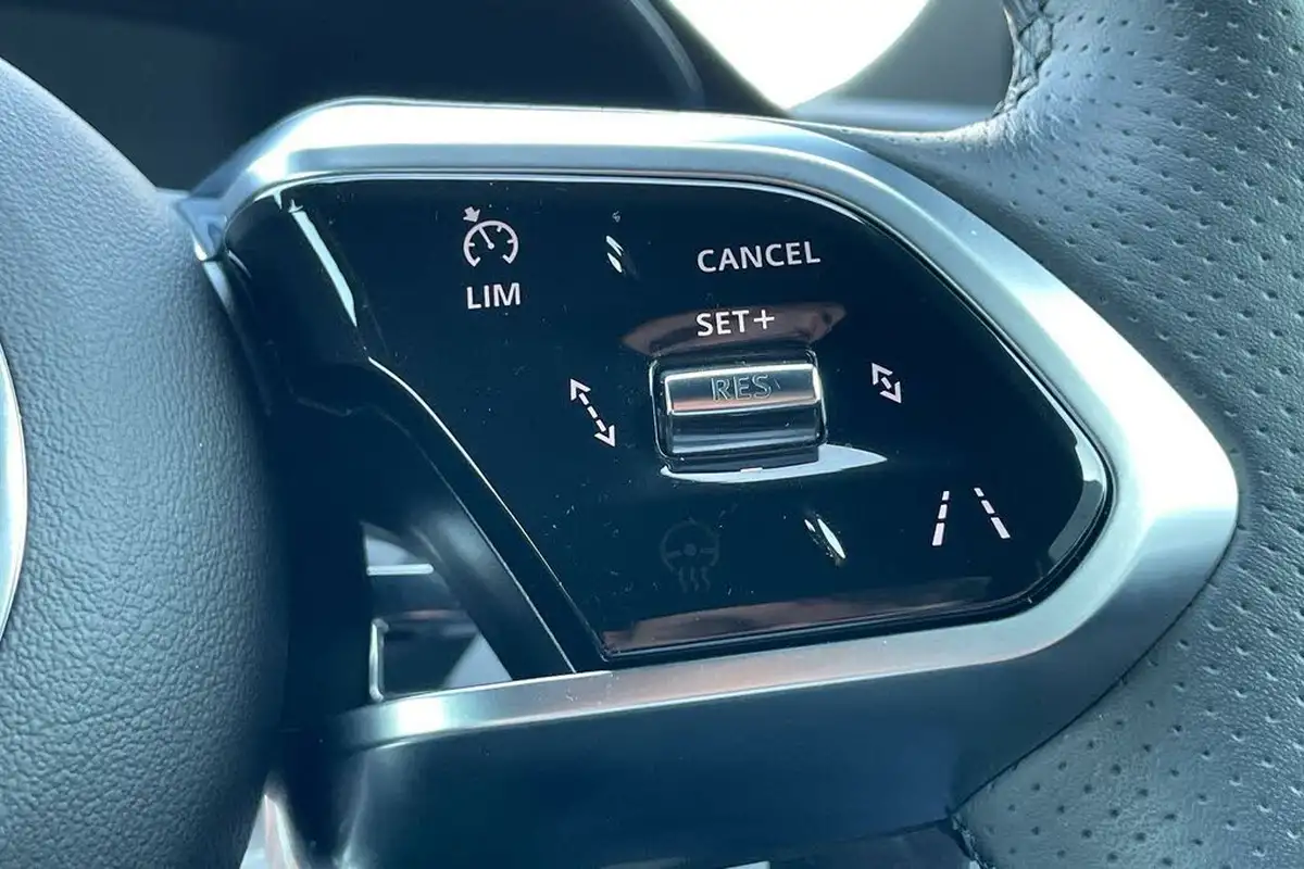2023-jaguar-e-pace-15-p300e-r-dynamic-se-big-25