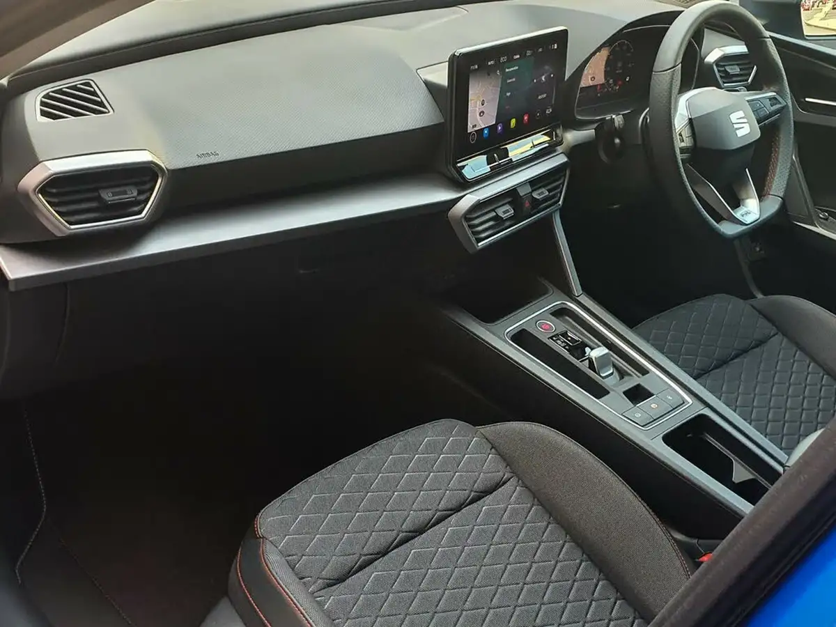 2024-seat-leon-14-e-hybrid-fr-hatchback-big-6
