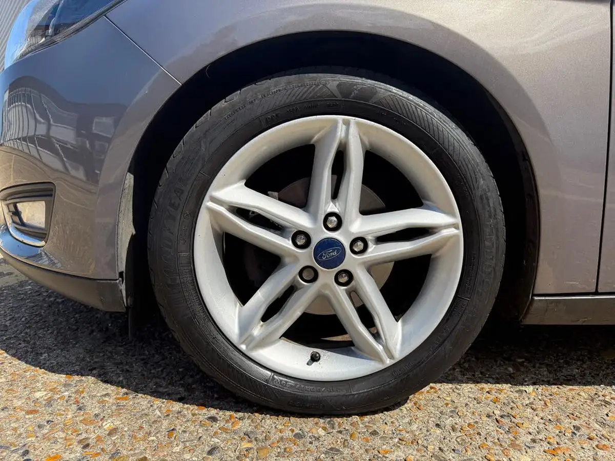 2015-ford-focus-10t-titanium-125ps-hatchback-big-12