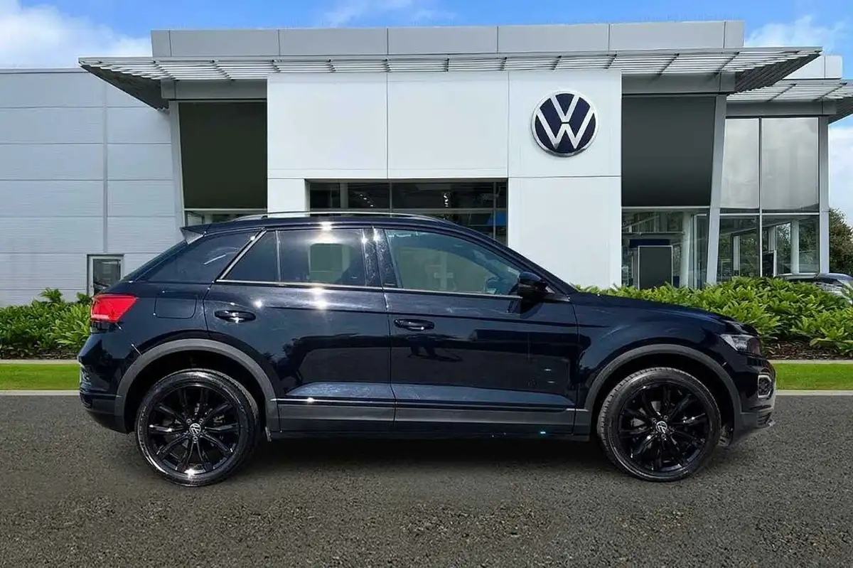 2021-volkswagen-t-roc-15-tsi-black-edition-big-3