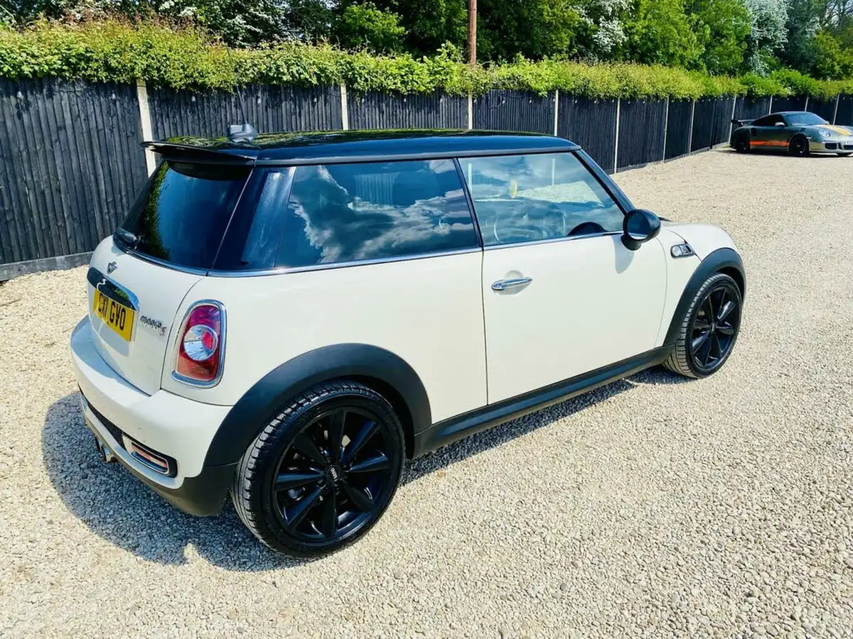 2011-mini-cooper-16-cooper-s-hatchback-3d-big-5