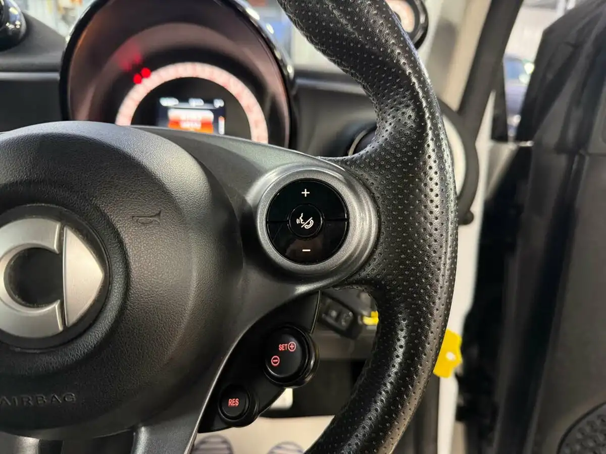 2017-smart-fortwo-09-edition-white-big-24