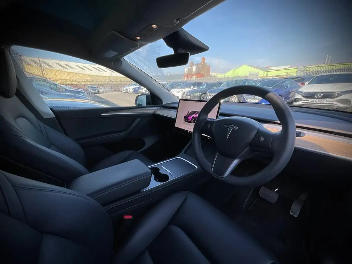 2022-tesla-model-y-e-long-range-big-6